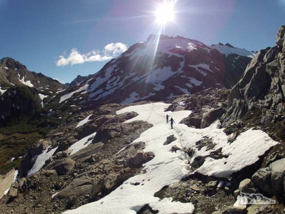 A Ana e a Rowan atravessam trecho de neve no caminho para a Laguna Témpanos, região de Bariloche, na Argentina